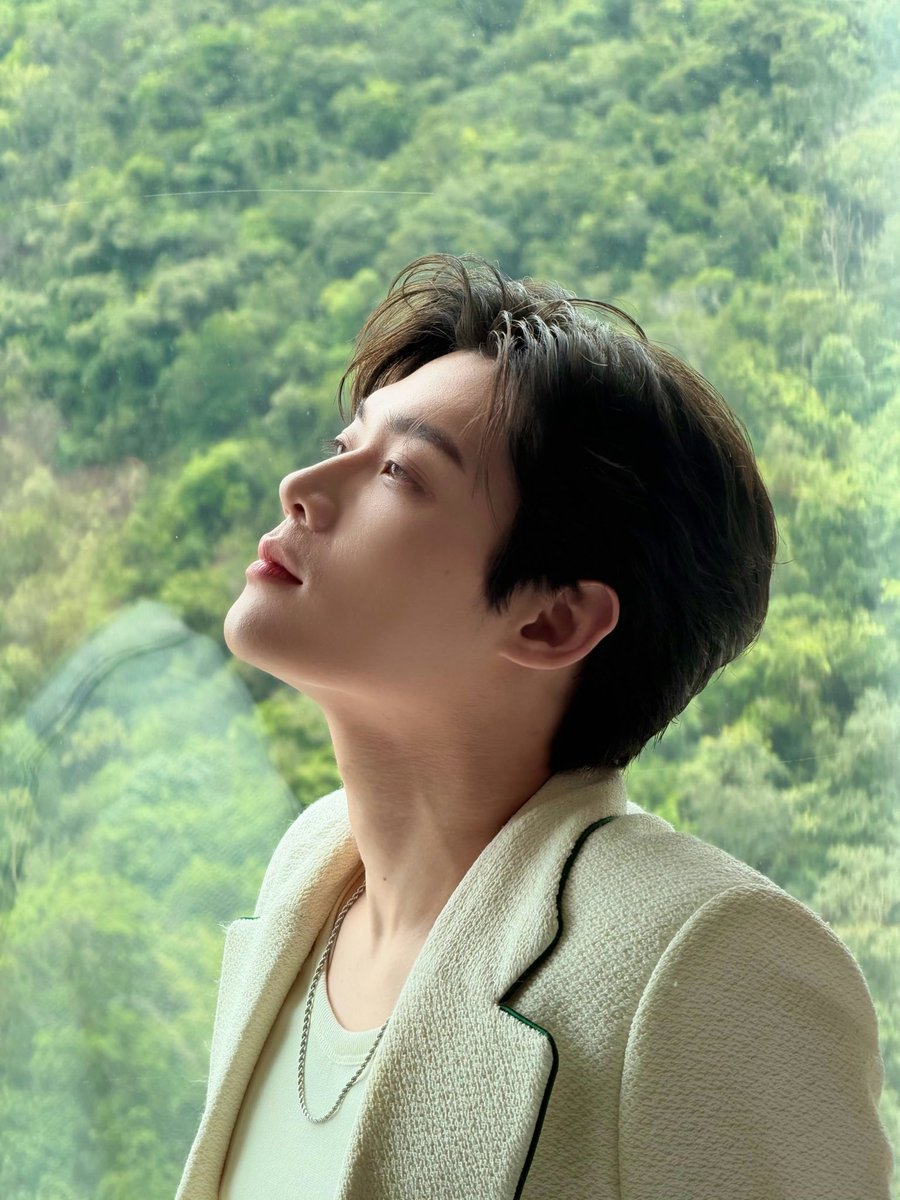 Better_cxy97's tweet photo. It is such a wonderful sight to see Kim Yoon Sik grace Paris Fashion Week. His deep gaze and calm presence show incredible fashion digestibility. He doesn’t just wear clothes; he tells a story through every look.
#Yoonzip #김윤식 #KimYoonSik #金允植 https://t.co/MppE1TSzx7