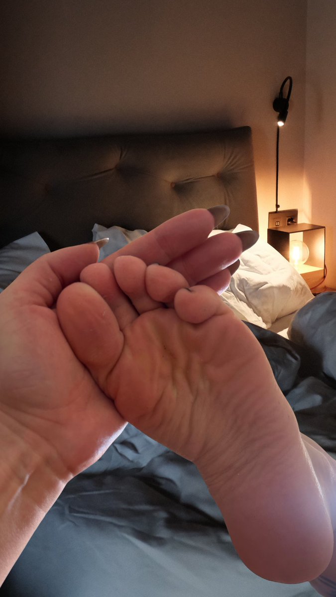 LexisVelveth's tweet photo. After a fresh pedicure 🥰 

#Feet #PrettyFeet #FootContent #Soles #FeetLover #FootLover #Pedicure #Barefoot https://t.co/jegkIHhFtP