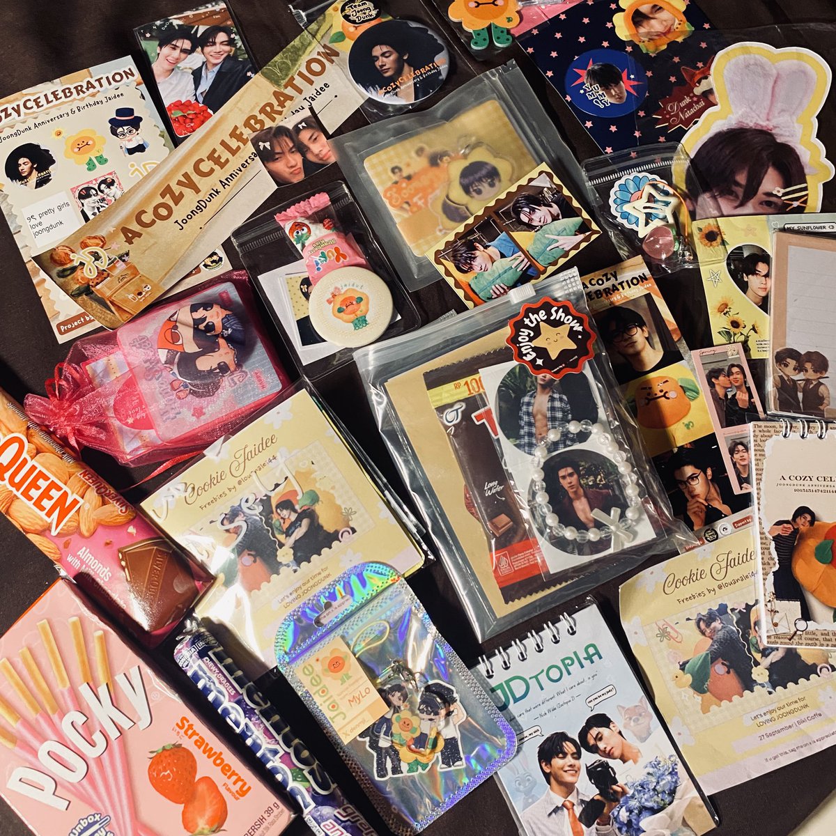 dunkitis's tweet photo. freebiesnya lucu-lucu banget sumpah gemes 😭🫶🏻 https://t.co/1VQ1l6C2LS