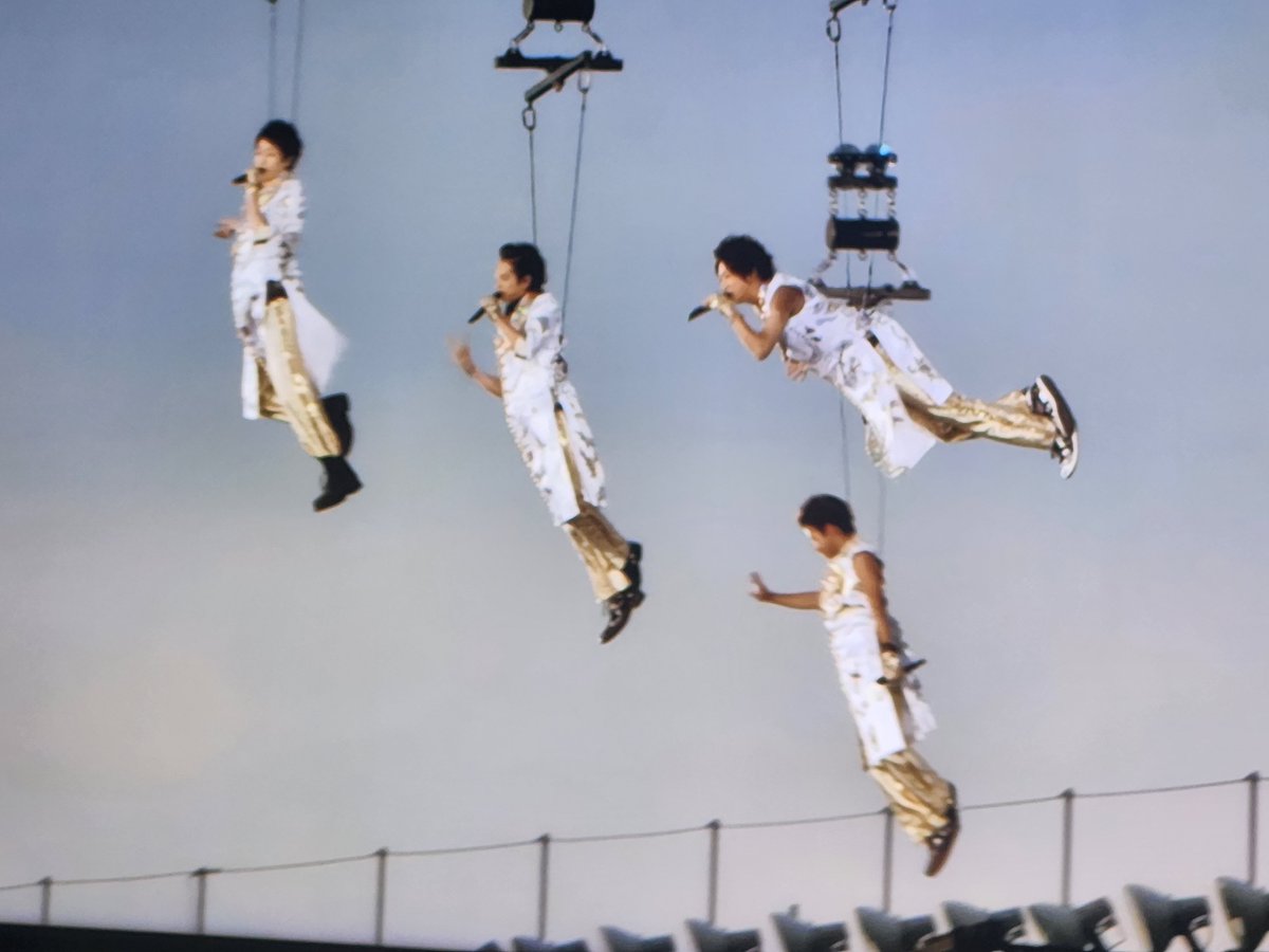crazy_act's tweet photo. アマプラで嵐の新国立のコンサート配信してたから観てるんだけど、なんで空飛びながら歌えるの？ https://t.co/ujEuFLXJLy