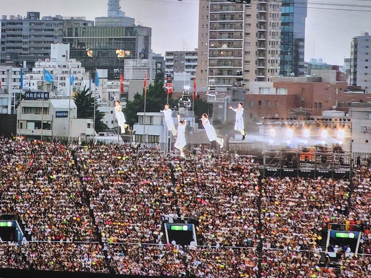 crazy_act's tweet photo. アマプラで嵐の新国立のコンサート配信してたから観てるんだけど、なんで空飛びながら歌えるの？ https://t.co/ujEuFLXJLy