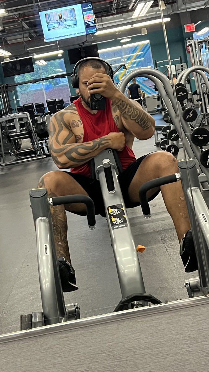 Villega2283's tweet photo. ⏰ 7:00 🕖 AM — TODO POR HOY 🔥

Desde las 3:00 🕒 AM hasta las 7:00 🕖 AM.
Espalda &amp; pecho en polea, trabajando con disciplina y llevándolo al límite. 💪🏽

Entrenamiento terminado. Otro día cumplido. Sin excusas. 🔥🏋🏽‍♂️ https://t.co/If4ur0yBl4