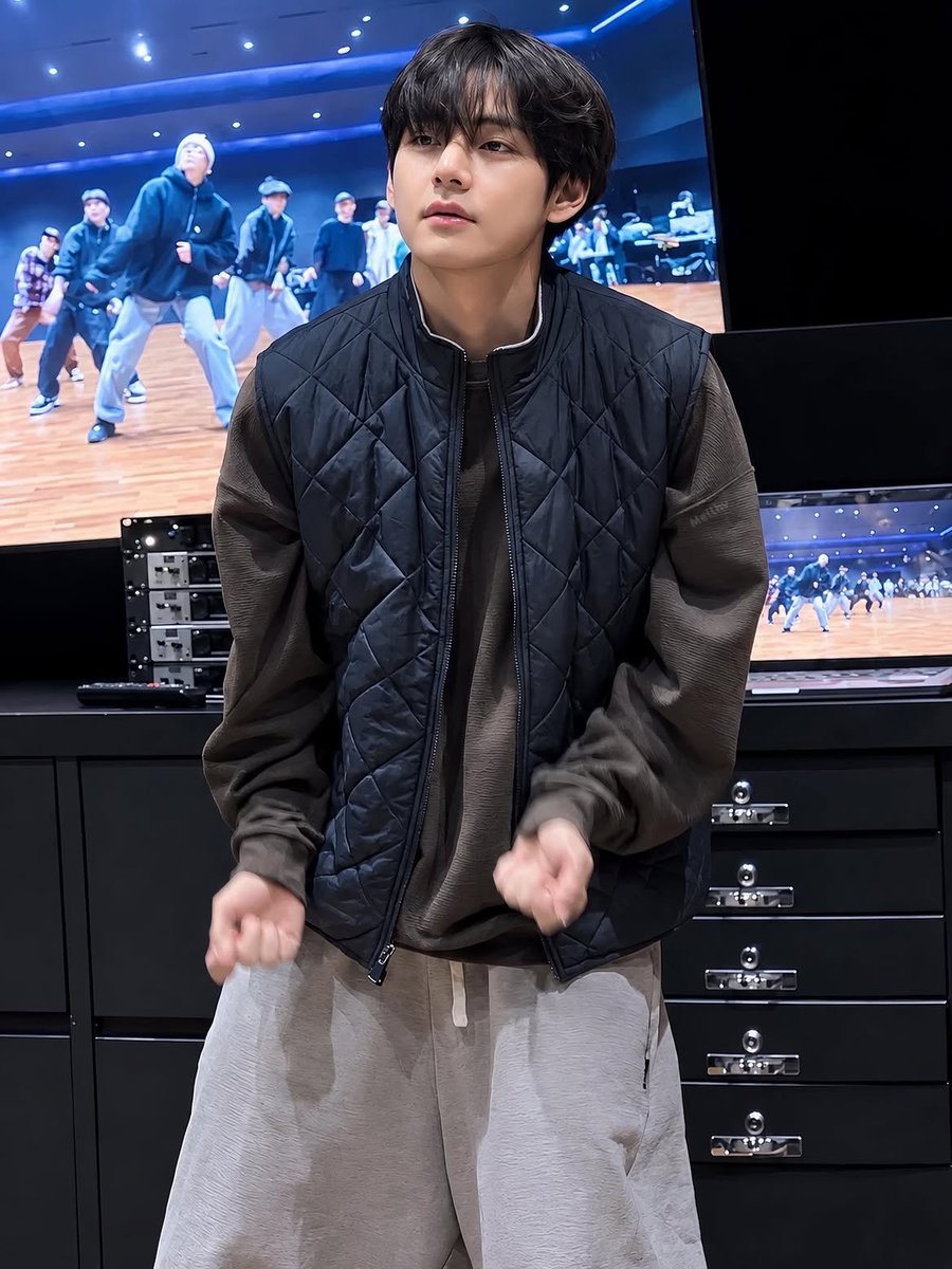 BTS___KTHV_95's tweet photo. Taehyung pictures https://t.co/94s9Zg36ph