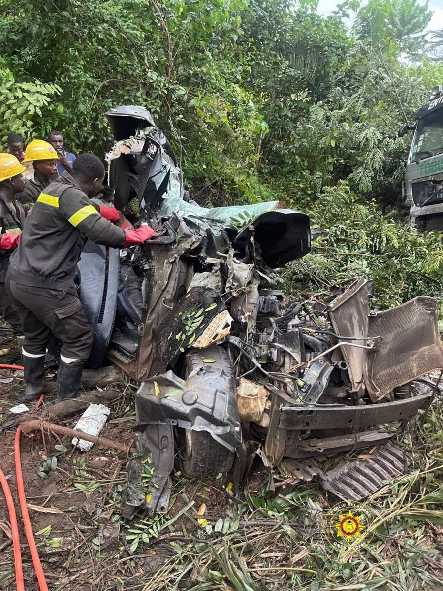 SIKAOFFICIAL1's tweet photo. Four persons, including three males and one female, have been reported dead in the aftermath of a tragic collision involving a Toyota Voxy and a MAN Diesel trailer at Anyinasin Junction along the Accra–Kumasi Highway this morning.

The crash left the Toyota Voxy, registered GR 9430-26, completely mangled, while the trailer, with registration GS 4064-26, sustained damage to its front section. One person who survived the crash is currently at the Kibi Government Hospital for medical attention.

[📸: Ghana National Fire Service]