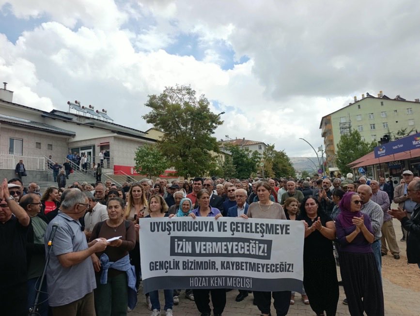 ToplumsalMht213's tweet photo. Hozat’ta çeteleşmeye ve uyuşturucuya karşı yürüyüş

Hozat’ta yüzlerce kişi, çeteleşmeye ve uyuşturucuya karşı yürüdü. Hozat Kent Meclisi’nin çağrısıyla düzenlenen yürüyüşte, “Uyuşturucuya ve çeteleşmeye izin vermeyeceğiz, gençlik bizimdir, kaybetmeyeceğiz” mesajı verildi.