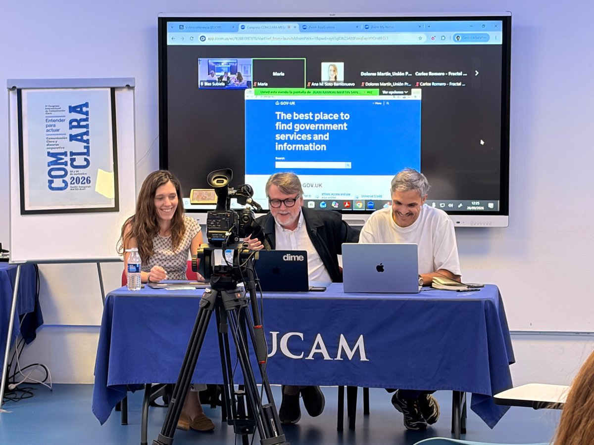 Comclara_'s tweet photo. Sara Juste, David C. Herrero y Juan Ramón Martín como moderador de la mesa redonda sobre 💡 Sistemas de diseño y lenguaje claro en procedimientos web 💻

#comclara2026 #periodismo #comunicación #ucammurcia #fundaciónséneca https://t.co/KtOTaDMNDb