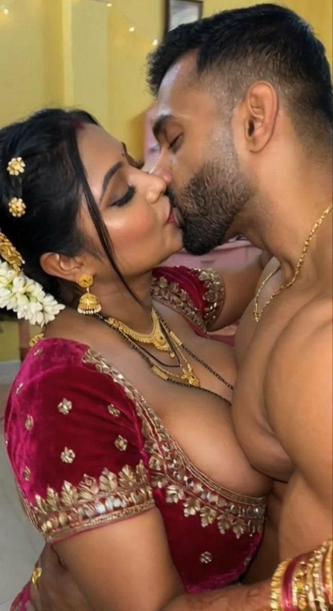 Meenajavedkhan's tweet photo. Meena khan or Javed khan dono kiss kar rahe the to dono ke nipple ek dusre se tuch ho rahe he dekho dhyan se https://t.co/aQseHetz8w