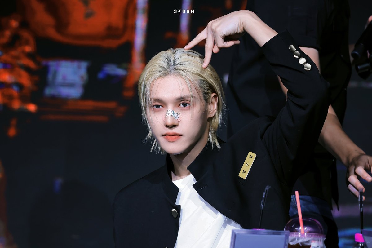 feel_the_storm's tweet photo. 260917 팬사인회
#에이티즈 #우영 
#ATEEZ #WOOYOUNG https://t.co/hPXnrp49OK