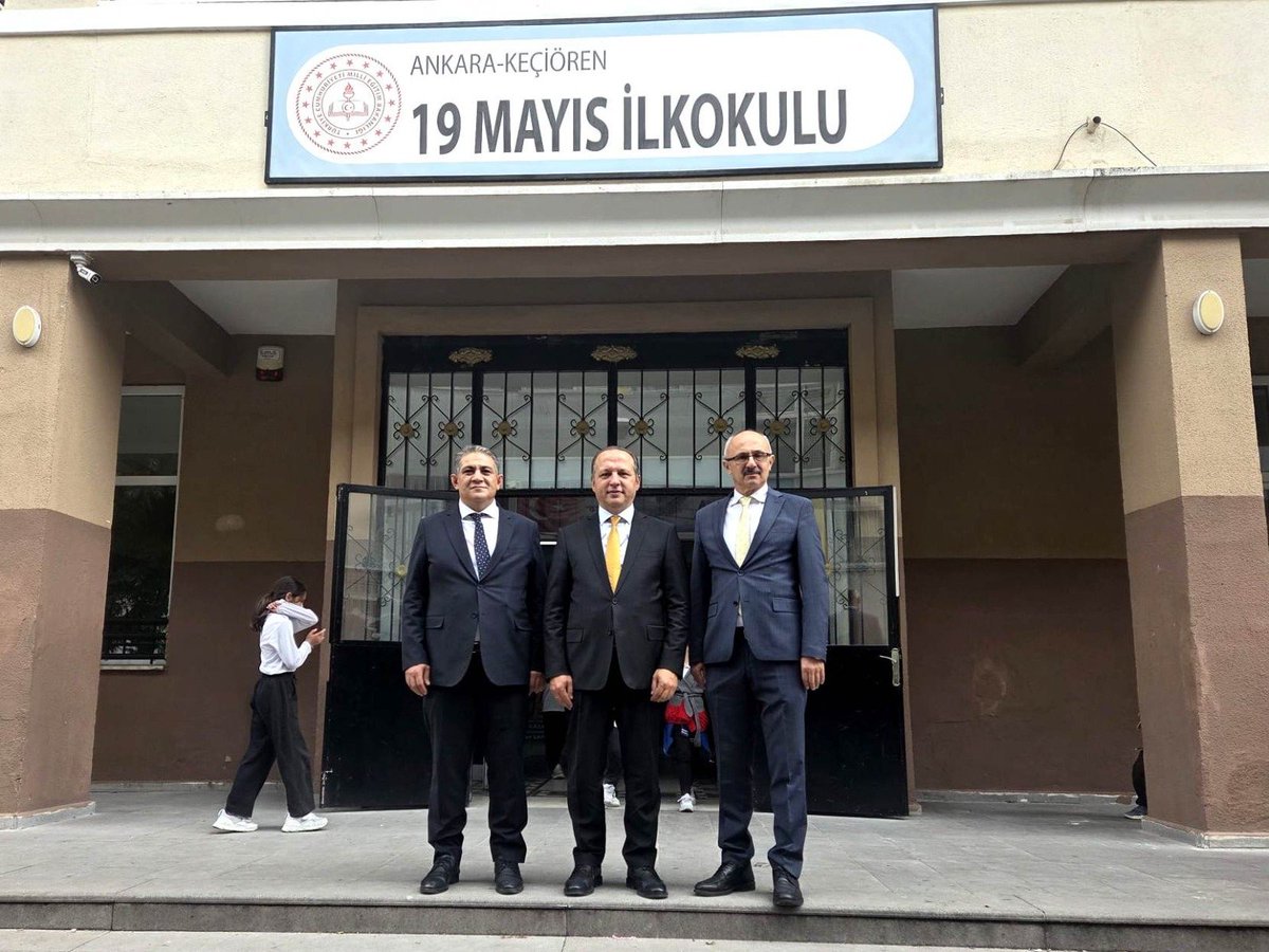 KeciorenMEM's tweet photo. İlçe Millî Eğitim Müdürümüz Sayın İbrahim Şahin, Harezmi Eğitim Modeli kapsamında düzenlenen Hizmet İçi Eğitim Programı’nı ziyaret ederek eğitime katılan öğretmen ve eğitmenlerimizle bir araya geldi.
28 Eylül – 1 Ekim 2026 tarihleri arasında gerçekleştirilen programa, farklı eğitim kademelerinden 30 öğretmenimiz katılıyor.
Program kapsamında; disiplinler arası düşünme, iş birliğine dayalı öğrenme, gerçek yaşam problemlerine çözüm üretme ve teknoloji destekli eğitim süreçleri ele alınıyor.
İlçe Millî Eğitim Müdürümüz Sayın İbrahim Şahin, programın öğretmenlerimizin mesleki gelişimine ve Harezmi Eğitim Modeli’nin ilçemizde yaygınlaştırılmasına katkı sağlamasını temenni ederek katılımcılara başarılar diledi.
@ibrahimsah61 @Murat4Kucukali @MemAnkara @meb_ogm @tcmeb
#HarezmiEğitimModeli