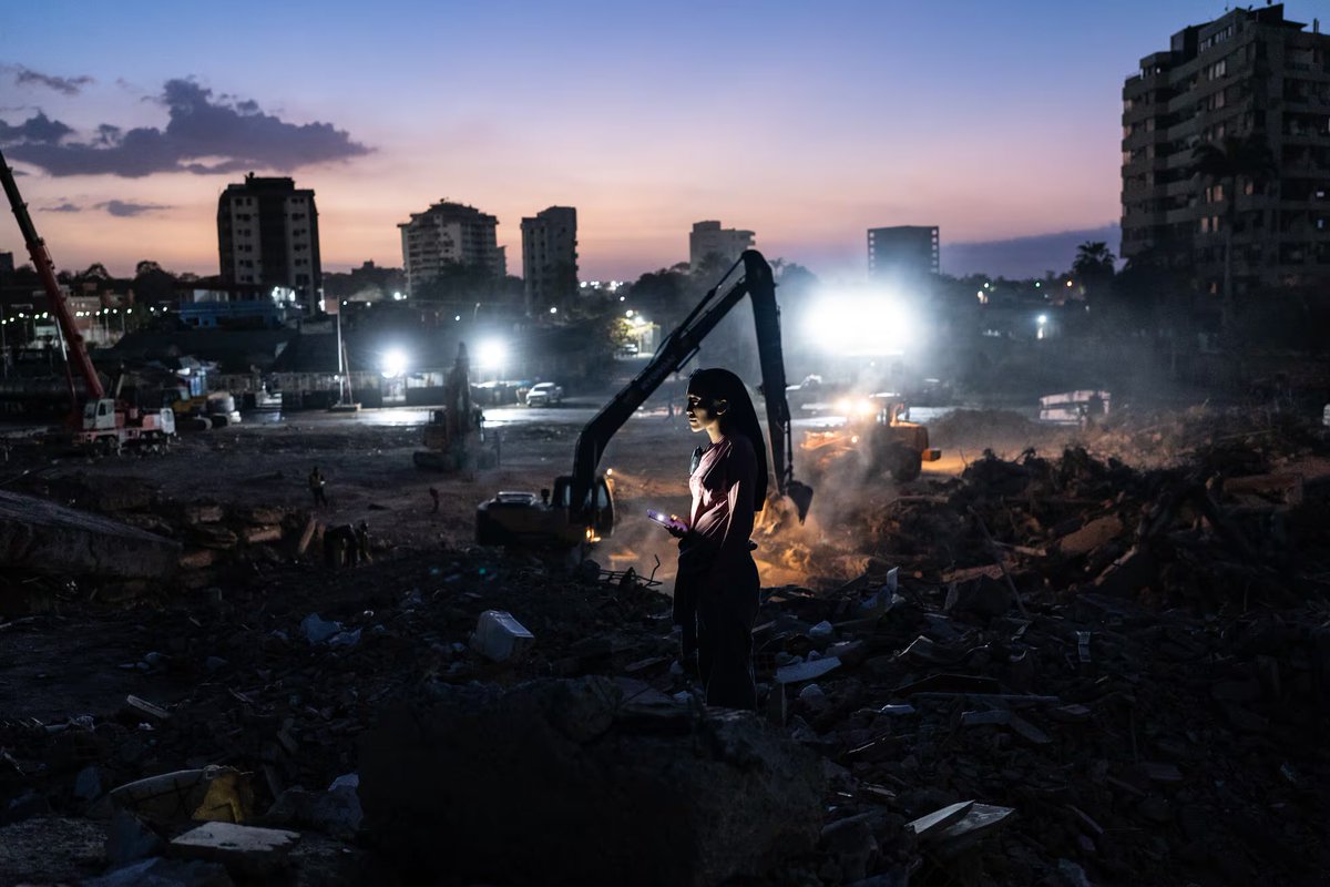 MariaMartinD's tweet photo. La Flaca sigue buscando a su padre bajo los escombros. 💔Estos días terminaron de despejar la última torre y ni el papá, ni los niños estaban ahí. 
🖋️ @fsingerf 
📸 @chelocamachx 
https://t.co/JmBjoLV0nk https://t.co/PfU2p8wx7b
