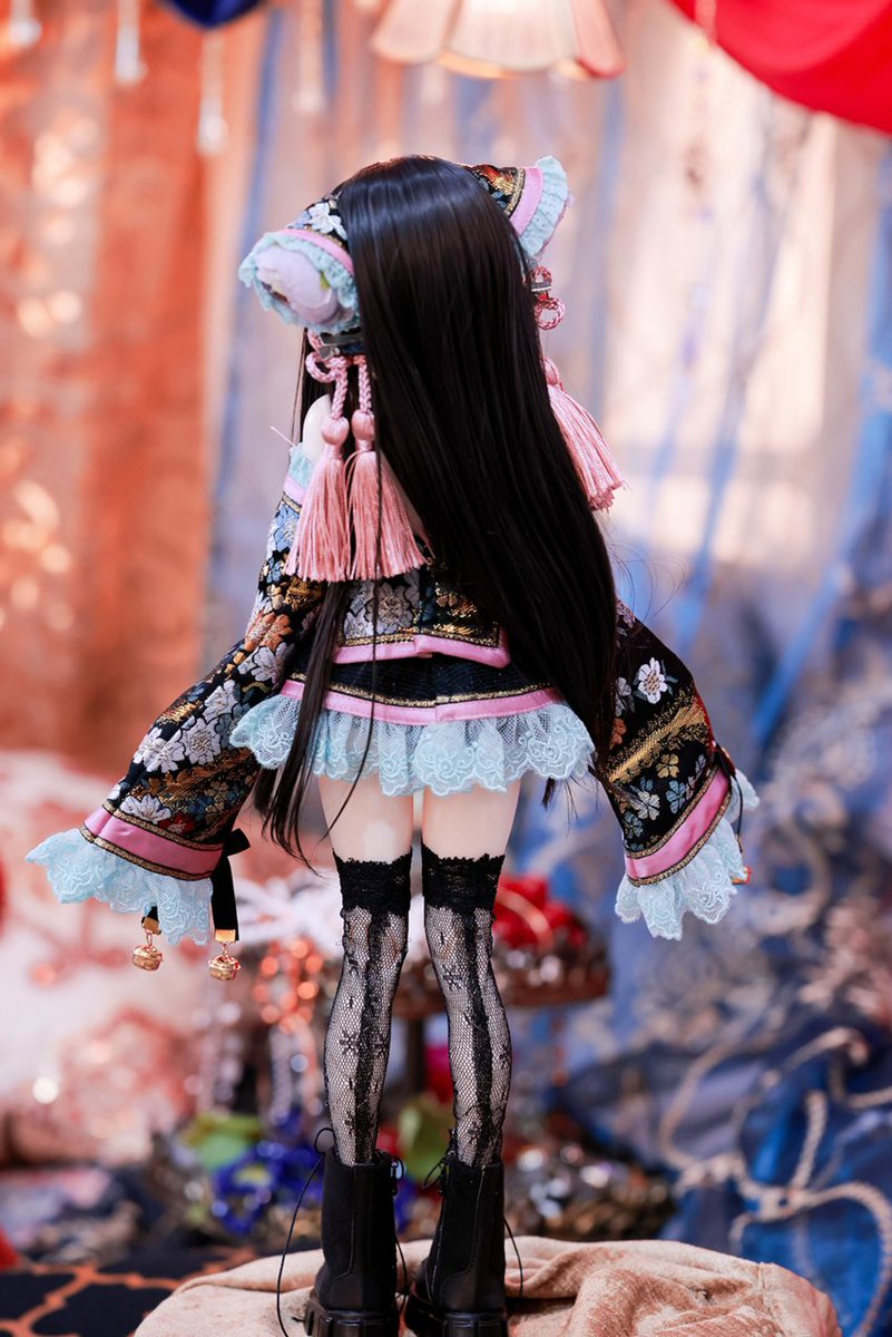 DOLKSTATION's tweet photo. 【DOLK×XAGA DOLL】
限定ドレス「BAD・BAD」を身に纏ったコラボ限定「青禾（Qing He）」の抽選締切まであと6日！

➡https://t.co/ImufuJgwFv

華ロリをストリート＆現代的にアレンジした限定ドレス「BAD・BAD」を、大人びたボディラインに合わせた特別サイズでお届けします。

10/4(日)抽選締切です！ https://t.co/SPmX3rV4Rt