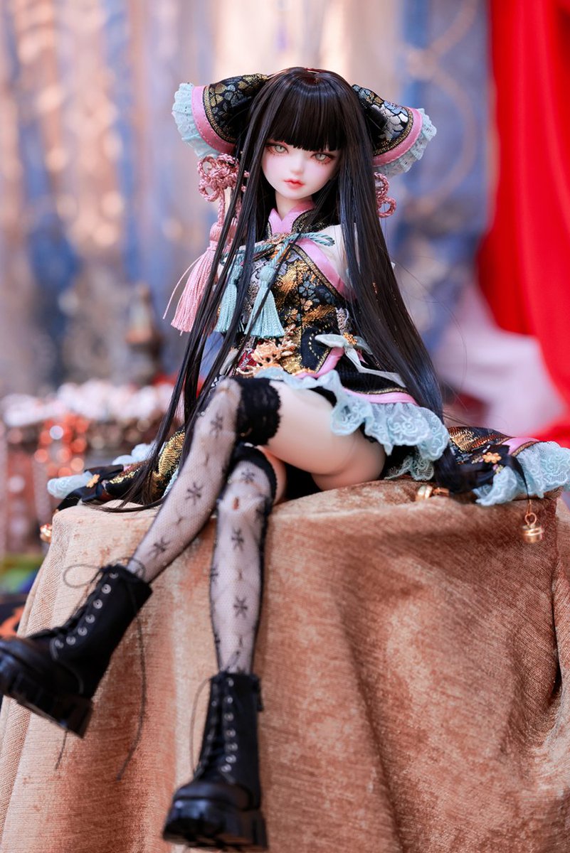 DOLKSTATION's tweet photo. 【DOLK×XAGA DOLL】
限定ドレス「BAD・BAD」を身に纏ったコラボ限定「青禾（Qing He）」の抽選締切まであと6日！

➡https://t.co/ImufuJgwFv

華ロリをストリート＆現代的にアレンジした限定ドレス「BAD・BAD」を、大人びたボディラインに合わせた特別サイズでお届けします。

10/4(日)抽選締切です！ https://t.co/SPmX3rV4Rt