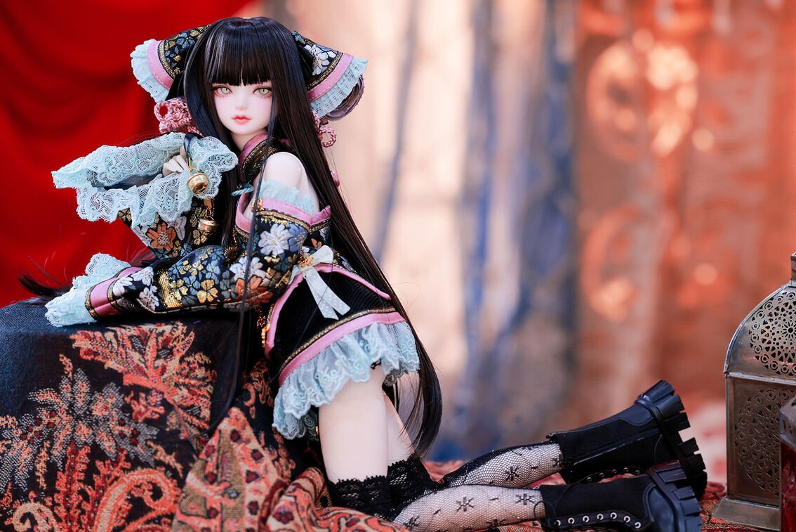 DOLKSTATION's tweet photo. 【DOLK×XAGA DOLL】
限定ドレス「BAD・BAD」を身に纏ったコラボ限定「青禾（Qing He）」の抽選締切まであと6日！

➡https://t.co/ImufuJgwFv

華ロリをストリート＆現代的にアレンジした限定ドレス「BAD・BAD」を、大人びたボディラインに合わせた特別サイズでお届けします。

10/4(日)抽選締切です！ https://t.co/SPmX3rV4Rt