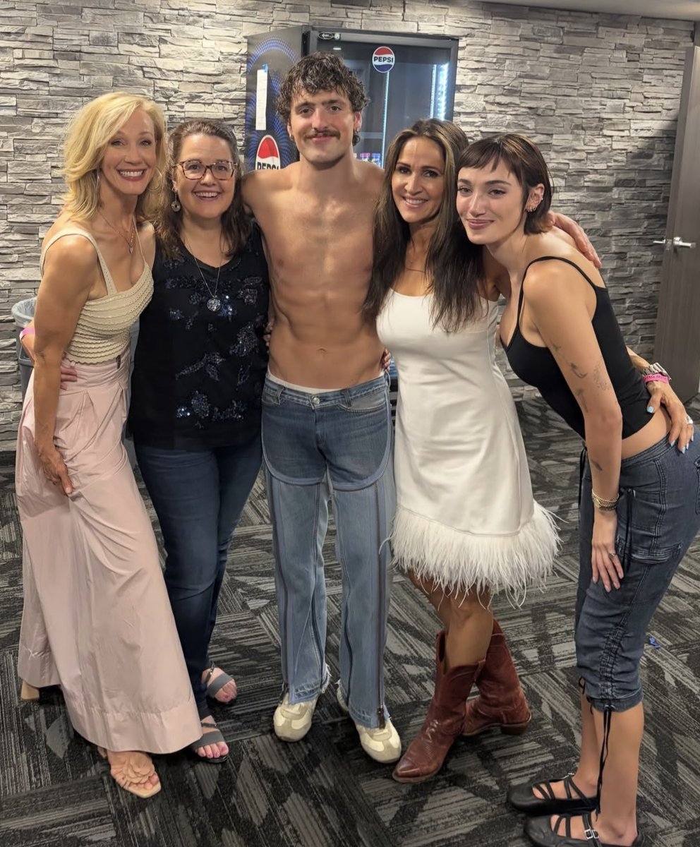 poptime's tweet photo. Benson Boone com fãs recentemente 👁️ https://t.co/P1JraazKV1