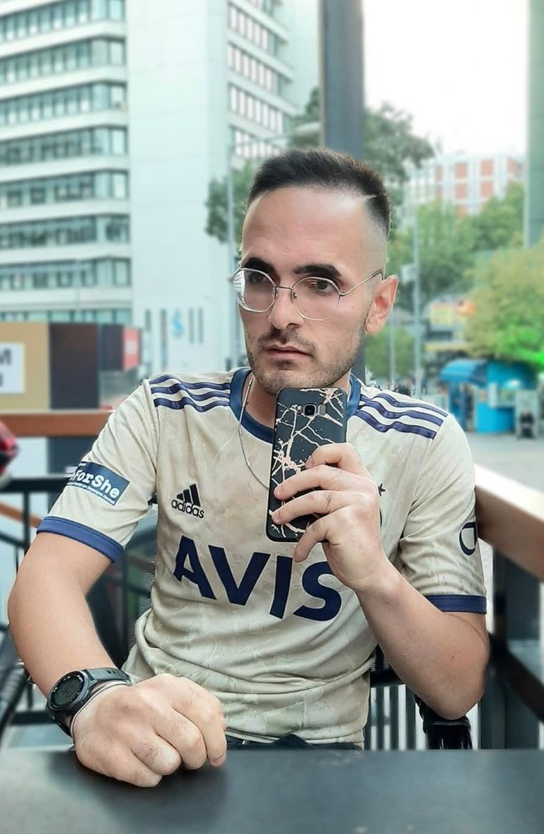 whynotmekill's tweet photo. Ah utanmaz birde Samsung kullanıyor milletin ana bacısına sövüyor. Birgün senin de kalemini kıracaklar Mustafa Sözen!!! https://t.co/4ganR4eOST