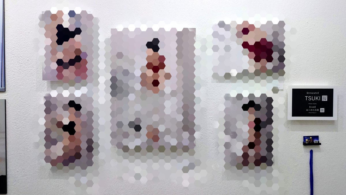 moon_tsukky's tweet photo. こちら、リポストで、拡散頂けたら幸いです。

【ご案内】
エイチ展 THE FINAL
会場：渋谷 gallery LE DECO 3F〜6F
　※受付：6F／TSUKIの展示：5F
　※18歳未満入場禁止

📅 9/29(火)〜10/2(金) 13:00〜20:00
📅 10/3(土) 11:00〜20:00（TSUKI 17:00～)
📅 10/4(日) 11:00〜17:00（TSUKI 終日）

🎫 入場料：1,000円（公式図録付き）
　※平日のみ1,000円キャッシュバックキャンペーンあり
　※図録を受付で提示すれば、会期中何度でも再入場可能

【私とエイチ展】
「エイチ展 THE FINAL」に参加します。
カメラを始める前から見ていた「エイチ展」。
公募が初めて行われた第6回から参加させていただき、今回で5回目の参加になります。
普段はコスプレ写真をSNSにアップすることが多いですが、カメラを始めた原点は、スノーボードとグラビア撮影でした。
そんな原点に近い作品を展示できることもあり、毎回この展示を楽しみにしています。
今回は、
モデルのぬくめた白湯さん(@nurumayu_k )
を、ほぼ1灯ライティングで撮影しました。
初めて写真にキャプション（短い文章）を添えています。
写真と合わせて読んでいただけたら嬉しいです。

出展者60名以上の個性豊かな作品が集まる、最後の「エイチ展」。
ぜひ会場で、実際の写真とキャプションを楽しんでいただけたら嬉しいです。
皆様のご来場、お待ちしています。

#エイチ展FINAL