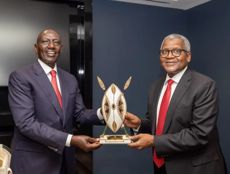 BusInsiderSSA's tweet photo. Three major projects backed by Dangote, Turkish investors, and East African governments aim to invest over $40 billion to reshape trade along the Indian Ocean coast.

A $17 billion refinery in Lamu, Kenya, spearheaded by Aliko Dangote, plans to process 700,000 barrels of crude oil daily for regional distribution.

Somalia and Turkish investors are developing a $4 billion port, special economic zone, and industrial hub near Warsheekh.

Tanzania and Uganda are collaborating on a $20 billion-plus energy hub at Tanga, including a refinery, pipelines, storage, and a marine terminal to serve East and Central Africa.