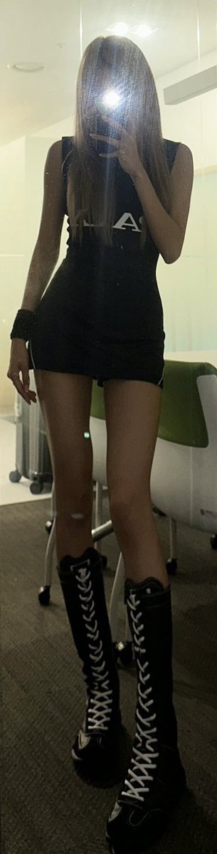 jungeunfile's tweet photo. this genre of jungeun mirror selcas https://t.co/qSOIVwcdIE
