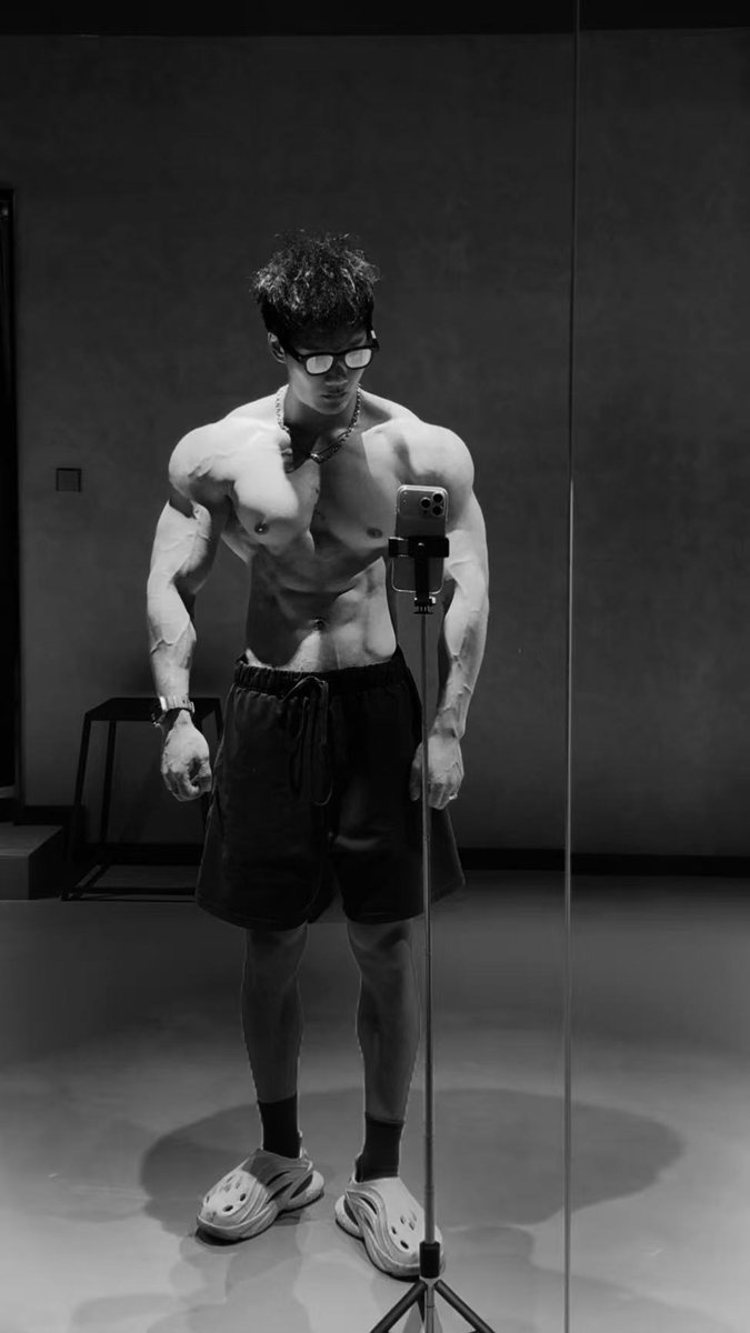 nightshowler's tweet photo. 这种滤镜的版本会有人喜欢吗，喜欢的我就出个这个滤镜下的视频版本😝 #腹肌弟弟 #理想型 #直男 #bodybuilding #肌肉男 https://t.co/3mvbIJlhfi
