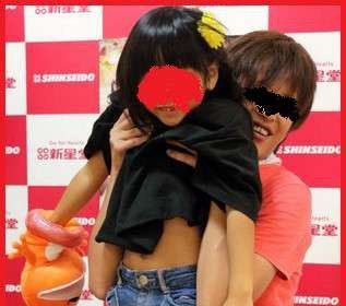 airi_fact_555's tweet photo. 自分の娘が『アイドルになりたい』って言っても、こんなキモいペドフィリアに触らせたり写真を撮らせて対価💴を得る親は、人間のクズだと思う

自分の娘をキッズアイドルとして商品の対価を受け取ろうと考える親の浅ましさ

キッズアイドルの撮影会では手を握って会話「1分3000円」で「抱っこ会」まで https://t.co/qIsEwBFsyA