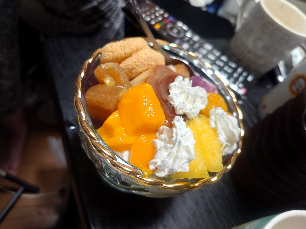 _tumu's tweet photo. プリンアラモードらしいけど
一瞬海鮮丼に見えた https://t.co/tlNqE89zkF