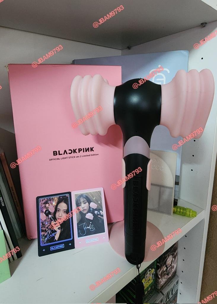 SRBB84's tweet photo. ปล่อยแท่งไฟบพ.V2 Limited มือ2🎀

: 650บาท รวมส่ง 📮
: เปิดไฟเชื่อมกับคอนได้ปกติ 💖
: มีการ์ดเจนนี่และพี่จีซูให้��้วย(เลือกได้1ใบ)

สนใจทักDMสอบถามเพิ่มเติมได้น้าา🙏
#DEADLINE_IN_BANGKOK 
#ตลาดนัดบพ #ตลาดนัดblackpink
#ตลาดนัดblackpink https://t.co/XlvqCrDZAB