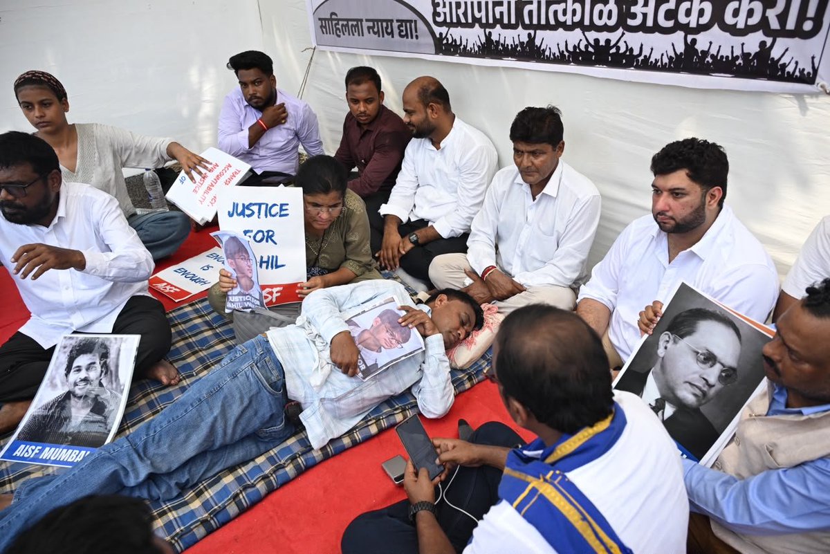 _AmanJi's tweet photo. IIT-Bombay student sucide case,
Sahil wakode's parents begun hunger strike at Mumbai azad maidan. https://t.co/de1cOoVh91