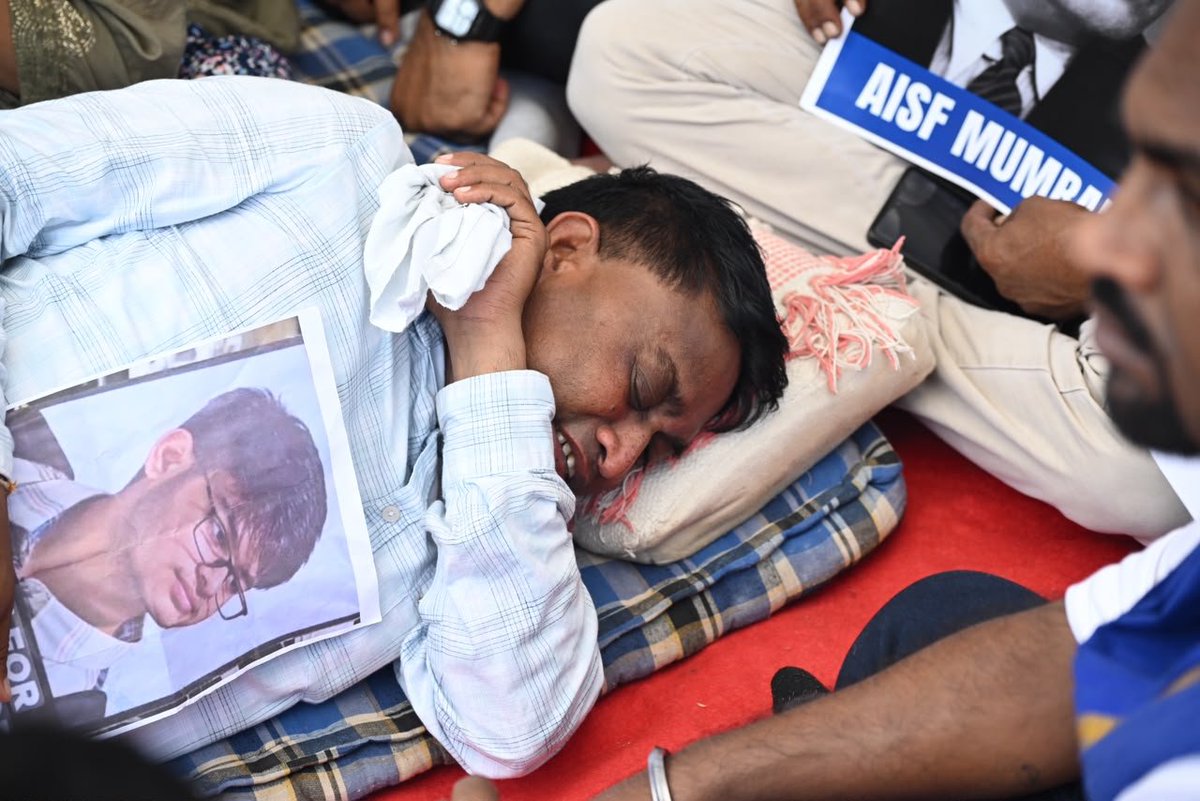 _AmanJi's tweet photo. IIT-Bombay student sucide case,
Sahil wakode's parents begun hunger strike at Mumbai azad maidan. https://t.co/de1cOoVh91