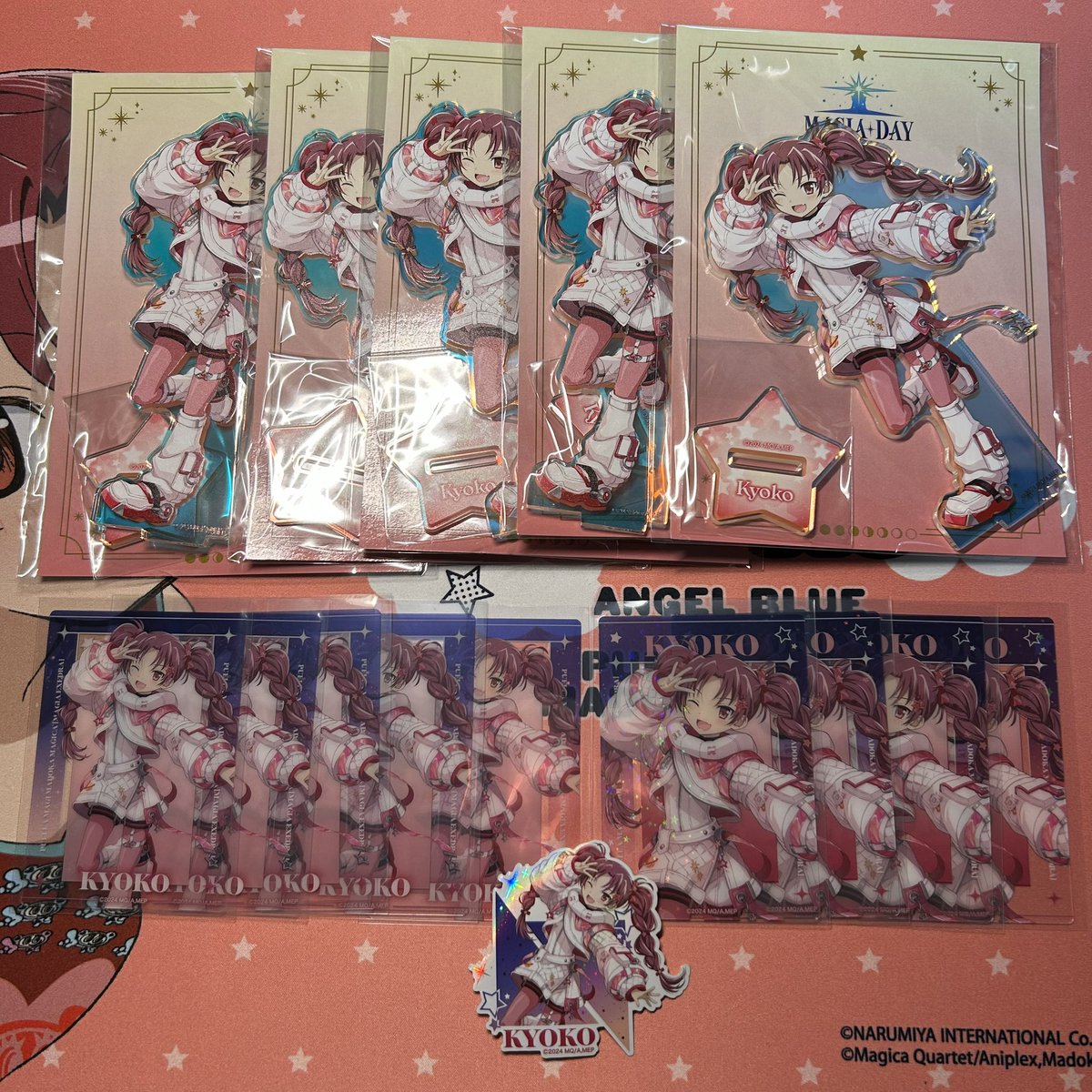 kurabits's tweet photo. 昨日のMagiaDayの杏子ちゃ分だけ😌
本当にこの衣装デザインが良すぎる🚀
でもカード足りんのよなぁ…無限回収編始めないとダメか…🤔 https://t.co/xGPYNMuKBI