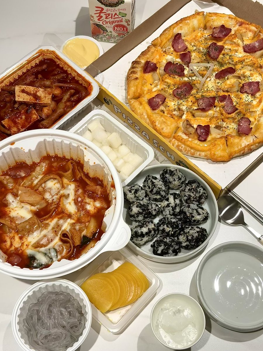 mammameogjja's tweet photo. 피자스쿨 오지치즈포테이토피자 치즈 크러스트 추가 엽떡 엽기반반 당면추가 주먹김밥 원흥닭발 오지치즈포테이토에는 스리라차마요가 짱인데 없어서 걍 갈릭디핑 시킴 https://t.co/Rj8uXi6932