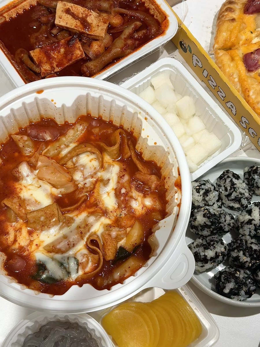 mammameogjja's tweet photo. 피자스쿨 오지치즈포테이토피자 치즈 크러스트 추가 엽떡 엽기반반 당면추가 주먹김밥 원흥닭발 오지치즈포테이토에는 스리라차마요가 짱인데 없어서 걍 갈릭디핑 시킴 https://t.co/Rj8uXi6932