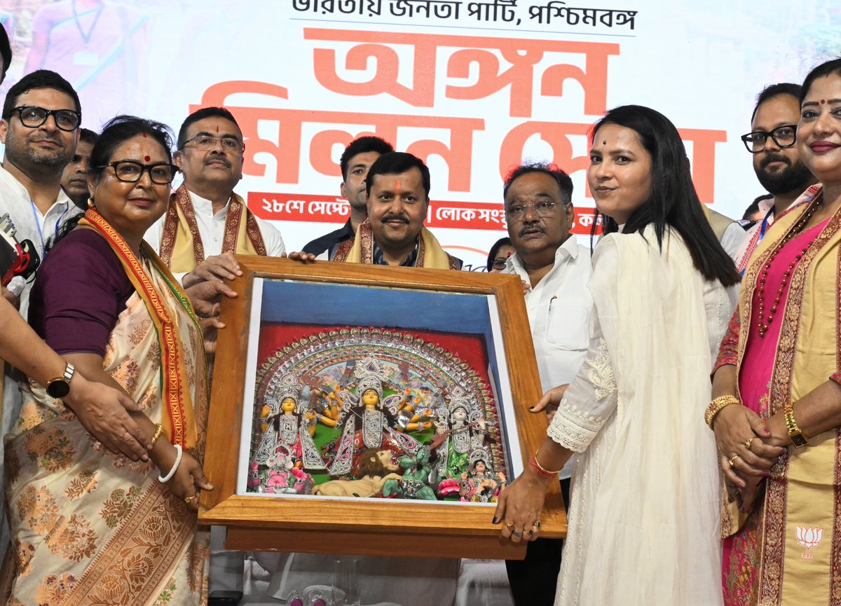NitinNabin's tweet photo. पश्चिम बंगाल प्रवास के दौरान आज पानीहाटी के लोक संस्कृति भवन में ‘आंगन मिलन सेवा’ कार्यक्रम में आंगनवाड़ी कार्यकर्ताओं, सहायिकाओं और मातृशक्ति के साथ आत्मीय संवाद किया।

माताओं और बच्चों के स्वास्थ्य एवं पोषण की देखभाल करने वाली आंगनवाड़ी बहनें हमारी अग्रिम पंक्ति की ताकत हैं। उनके समर्पण से ही जनकल्याण की योजनाएँ समाज के अंतिम छोर तक पहुँचती हैं।

পশ্চিমবঙ্গ সফর চলাকালীন আজ পানিহাটির লোক সংস্কৃতি ভবনে ‘অঙ্গন মিলন সেবা’ কর্মসূচিতে অঙ্গনওয়াড়ি কর্মী, সহায়িকা এবং মাতৃশক্তির সঙ্গে আন্তরিকভাবে কথা বলার সুযোগ হল।

মা ও শিশুদের স্বাস্থ্য ও পুষ্টির যত্ন নেওয়া অঙ্গনওয়াড়ির বোনেরাই আমাদের জনকল্যাণের  প্রথম সারির শক্তি। তাঁদের নিষ্ঠা ও পরিশ্রমের কারণেই সরকারের বিভিন্ন জনকল্যাণমূলক প্রকল্প সমাজের প্রান্তিক শ্রেণির মানুষের কাছেও পৌঁছে যায়।

@BJP4Bengal