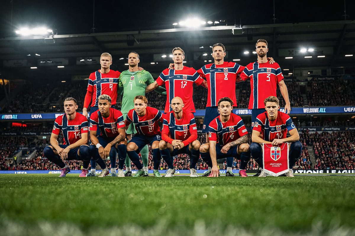Erling's tweet photo. We stick together. Thank you for these two nights, Ullevaal 🇳🇴❤️ https://t.co/ESa9zNkNOA