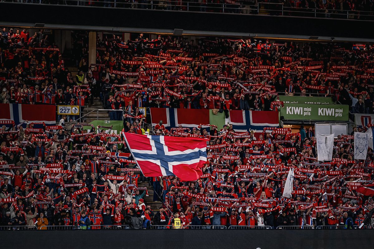Erling's tweet photo. We stick together. Thank you for these two nights, Ullevaal 🇳🇴❤️ https://t.co/ESa9zNkNOA