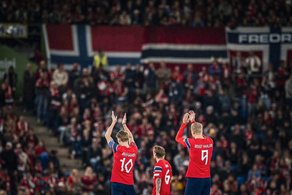 Erling's tweet photo. We stick together. Thank you for these two nights, Ullevaal 🇳🇴❤️ https://t.co/ESa9zNkNOA
