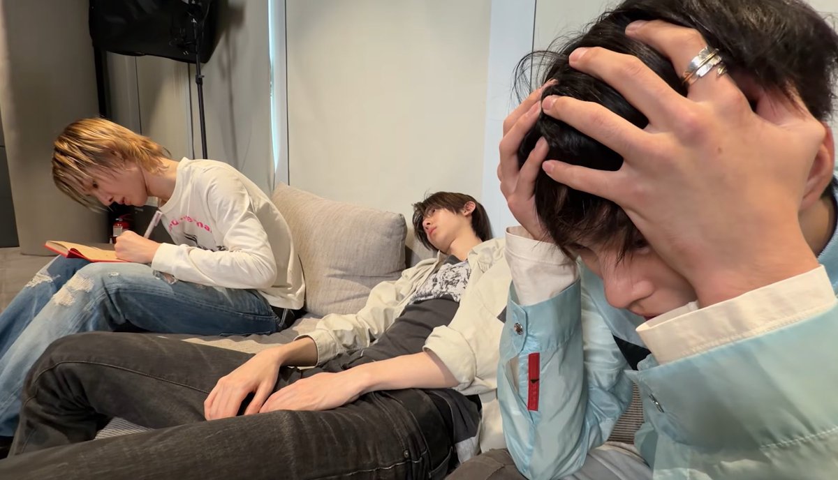 Marboiiyeah's tweet photo. หน้าห้องสอบมีคนอยู่สามประเภท :

วันไน้หน้าห้อง      ช่างแม่งแต่A       ทำไรไม่ทันแล้ว
                                                      เทอมหน้าว่ากัน https://t.co/0nWGjjCqdi