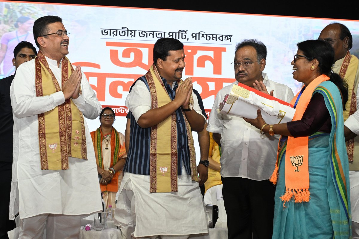 NitinNabin's tweet photo. पश्चिम बंगाल प्रवास के दौरान आज पानीहाटी के लोक संस्कृति भवन में ‘आंगन मिलन सेवा’ कार्यक्रम में आंगनवाड़ी कार्यकर्ताओं, सहायिकाओं और मातृशक्ति के साथ आत्मीय संवाद किया।

माताओं और बच्चों के स्वास्थ्य एवं पोषण की देखभाल करने वाली आंगनवाड़ी बहनें हमारी अग्रिम पंक्ति की ताकत हैं। उनके समर्पण से ही जनकल्याण की योजनाएँ समाज के अंतिम छोर तक पहुँचती हैं।

পশ্চিমবঙ্গ সফর চলাকালীন আজ পানিহাটির লোক সংস্কৃতি ভবনে ‘অঙ্গন মিলন সেবা’ কর্মসূচিতে অঙ্গনওয়াড়ি কর্মী, সহায়িকা এবং মাতৃশক্তির সঙ্গে আন্তরিকভাবে কথা বলার সুযোগ হল।

মা ও শিশুদের স্বাস্থ্য ও পুষ্টির যত্ন নেওয়া অঙ্গনওয়াড়ির বোনেরাই আমাদের জনকল্যাণের  প্রথম সারির শক্তি। তাঁদের নিষ্ঠা ও পরিশ্রমের কারণেই সরকারের বিভিন্ন জনকল্যাণমূলক প্রকল্প সমাজের প্রান্তিক শ্রেণির মানুষের কাছেও পৌঁছে যায়।

@BJP4Bengal