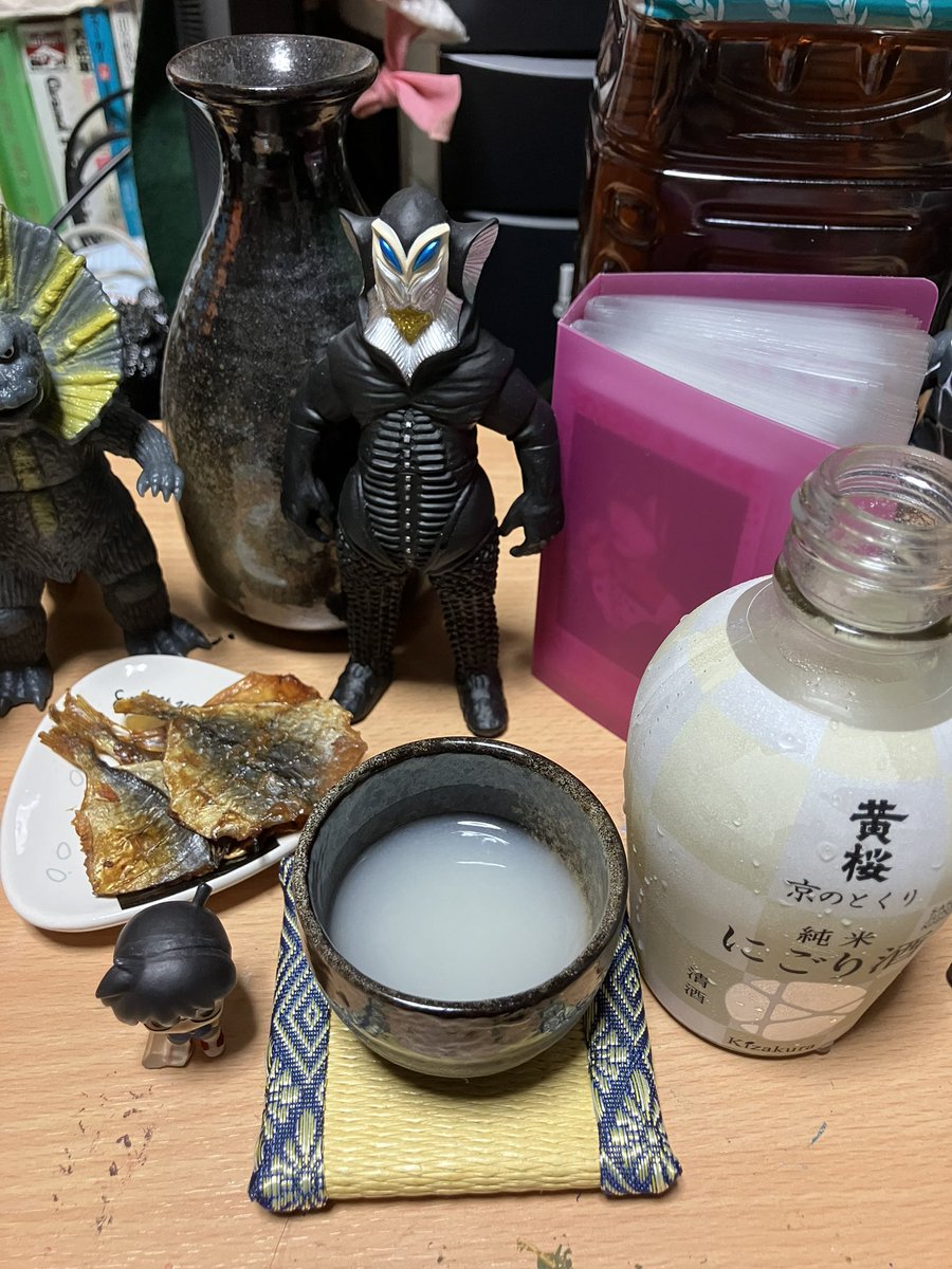 kujimasato's tweet photo. 本の仕事が一段落したので、チェキ帳見ながら、しみじみと部屋呑み🍶♡笑 https://t.co/Y50VpSJjpc