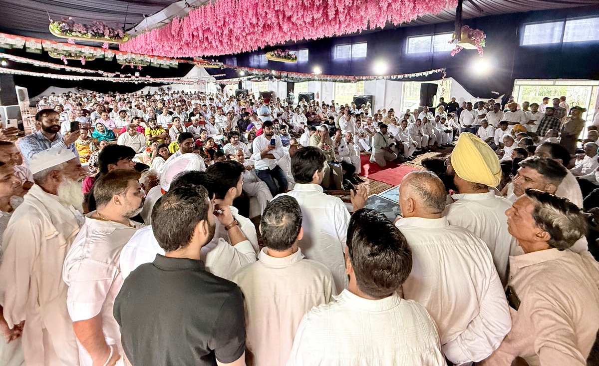 DeependerSHooda's tweet photo. आज📍यमुनानगर में :- हरियाणा में जनभावना BJP सरकार बदलने की थी। लेकिन भाजपा ने काले धन और चुनाव आयोग का दुरुपयोग करके साम, दाम, दंड, भेद, हर तरीके के हथकंडे अपनाकर जनभावना को चुराकर, हराकर सत्ता हासिल की।

सांसद @VarunMullana जी की अध्यक्षता में आयोजित यमुनानगर ग्रामीण ब्लॉक कांग्रेस कार्यकर्ता सम्मलेन के सफल आयोजन के लिए कांग्रेस प्रत्याशी रहे रमन त्यागी जी को बधाई और नव-नियुक्त ग्रामीण ब्लॉक अध्यक्ष चंद्रभान कंबोज जी को शुभकामनाएं।

साथ पूर्व सांसद कैलाशो सैनी जी, पूर्व विधायक चौधरी लहरी सिंह जी, ग्रामीण जिलाध्यक्ष नरपाल सिंह गुर्जर जी, शहरी जिलाध्यक्ष देवेंद्र सिंह जी, रादौर ब्लॉक अध्यक्ष गुलजार सिंह जी समेत युवा कांग्रेस, NSUI, महिला कांग्रेस, सेवादल के पदाधिकारी, स्थानीय वरिष्ठ नेता, कार्यकर्ता मौजूद रहे।

@SanjaySDutt @BhupinderShooda @raonarenderinc @INCHaryana