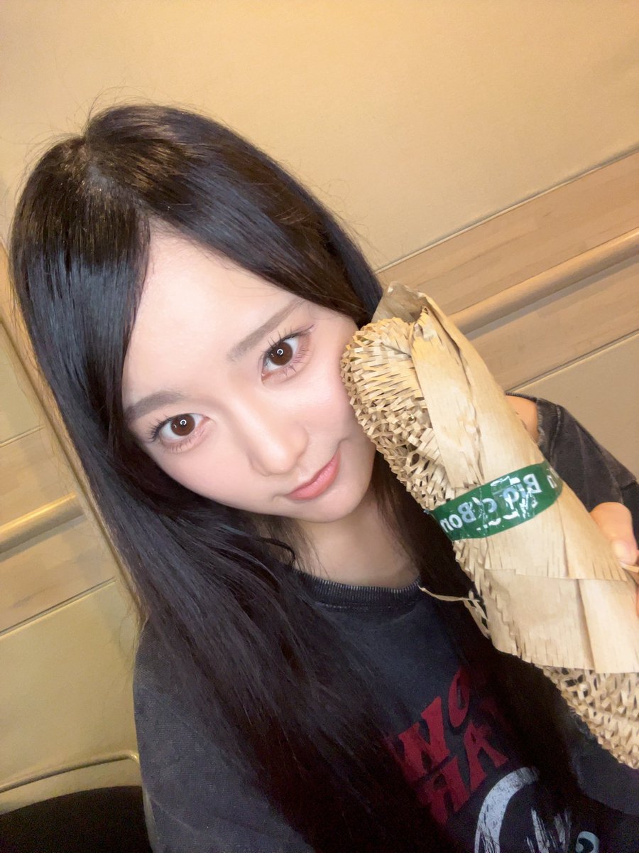 Hinata_Maruyama's tweet photo. showroom配信ありがとうございました！

コンサートのことやダンテなど沢山語れて嬉しかったです✨️
おすすめの歴史書や文献などあったら教えてね〜！あとステータス！

明日のRESET公演もよろしくお願いします🙌🏻💕 https://t.co/Hxj42CWboO