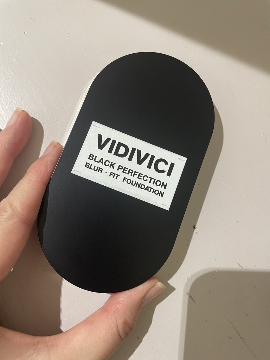 Millenium358's tweet photo. @vidivici_jp 
VIDIVICI のブラックパーフェクション ブラーフィットパウダーファンデーション！
スタイリッシュなケースで持ち歩き便利。
きめ細かいパウダーファンデは重ねてぬっても重くならず、軽くてしっとりとした感じ！お直しに使ってもGood!
#PR https://t.co/K9YJ4p2W5y