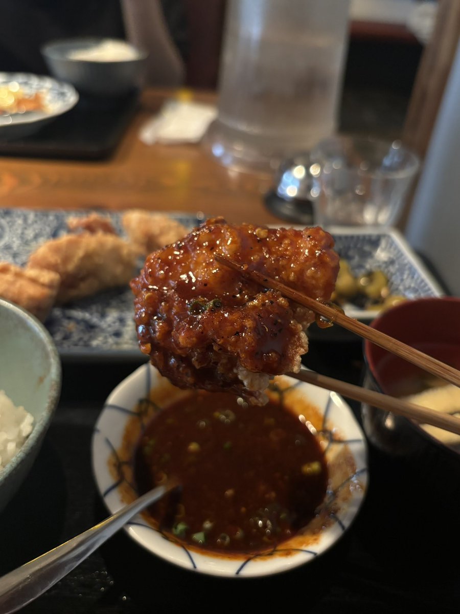 aloneDTgourmet's tweet photo. 渋谷道玄坂熊本居酒屋新市街。
過去1美味い唐揚げ定食に出会いました。
めっちゃ辛いねんけど残らん辛さでほんまに美味い。
しかもこれで1200円でご飯おかわり自由って赤字ちゃうか。
数量限定の馬重もあるけどこれまた美味すぎる。 https://t.co/fPgjIylteA