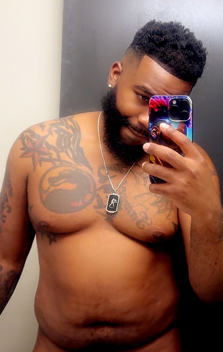 KingAnimeCk's tweet photo. I definitely wasn’t trying to be nude AT ALL however this the only pic i have to where you can see the difference i start my gym time the first The #Rebuild #Weightlost https://t.co/nQASdqjreS