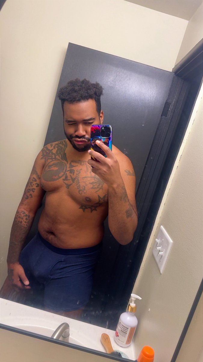KingAnimeCk's tweet photo. I definitely wasn’t trying to be nude AT ALL however this the only pic i have to where you can see the difference i start my gym time the first The #Rebuild #Weightlost https://t.co/nQASdqjreS