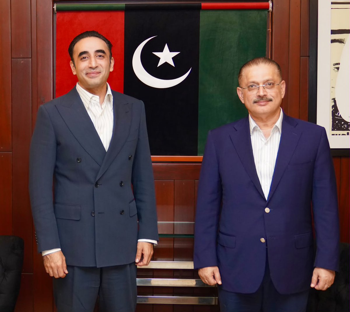 MediaCellPPP's tweet photo. کراچی: پاکستان پیپلزپارٹی کے چیئرمین بلاول بھٹو زرداری سے سندھ کے سینئر وزیر شرجیل میمن نے بلاول ہاؤس میں ملاقات کی، جس میں انہوں نے ٹرانسپورٹ سے متعلق عوامی میگا منصوبوں میں پیشرفت کے حوالے سے بریفنگ دی۔
@BBhuttoZardari 
@sharjeelinam https://t.co/qiUXNIjgPD