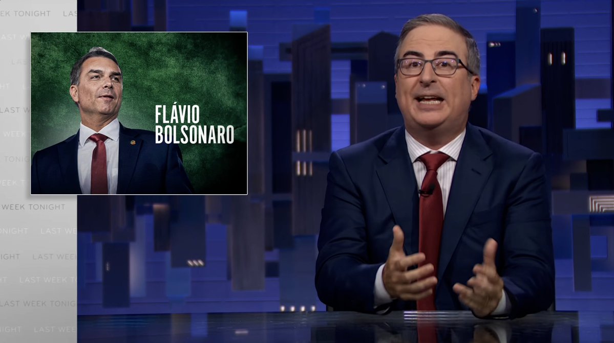 ligadoemserie's tweet photo. John Oliver chama Flávio Bolsonaro de "um bosta perigoso" na HBO. Assista ao vídeo completo: https://t.co/r38fwQFr4r https://t.co/OWen2fiAv6