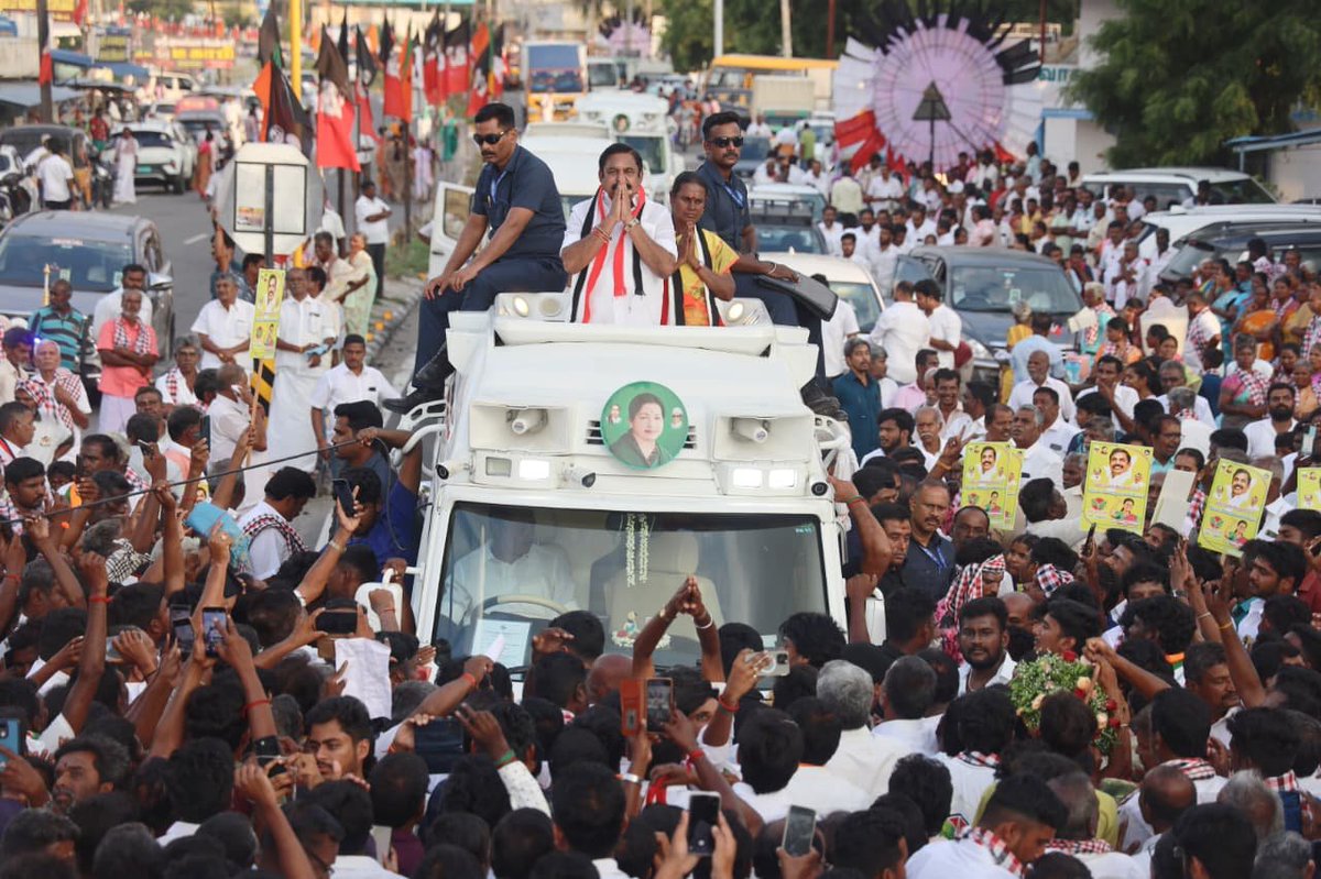 AIADMKOfficial's tweet photo. மாண்புமிகு கழகப் பொதுச் செயலாளர் புரட்சித் தமிழர் திரு. @EPSTamilNadu அவர்கள்,

தாராபுரம் சட்டமன்ற தொகுதி, குண்டடம் பகுதியில் கழக வெற்றி வேட்பாளர் திருமதி. K. பானுமதி அவர்களுக்கு “இரட்டை இலை” சின்னத்தில் வாக்கு சேகரித்தார்கள்.

#வெல்லட்டும்_இரட்டைஇலை 🌱
#AIADMK #Dharapuram #ByeElections