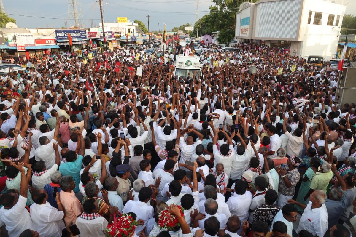 AIADMKOfficial's tweet photo. மாண்புமிகு கழகப் பொதுச் செயலாளர் புரட்சித் தமிழர் திரு. @EPSTamilNadu அவர்கள்,

தாராபுரம் சட்டமன்ற தொகுதி, குண்டடம் பகுதியில் கழக வெற்றி வேட்பாளர் திருமதி. K. பானுமதி அவர்களுக்கு “இரட்டை இலை” சின்னத்தில் வாக்கு சேகரித்தார்கள்.

#வெல்லட்டும்_இரட்டைஇலை 🌱
#AIADMK #Dharapuram #ByeElections
