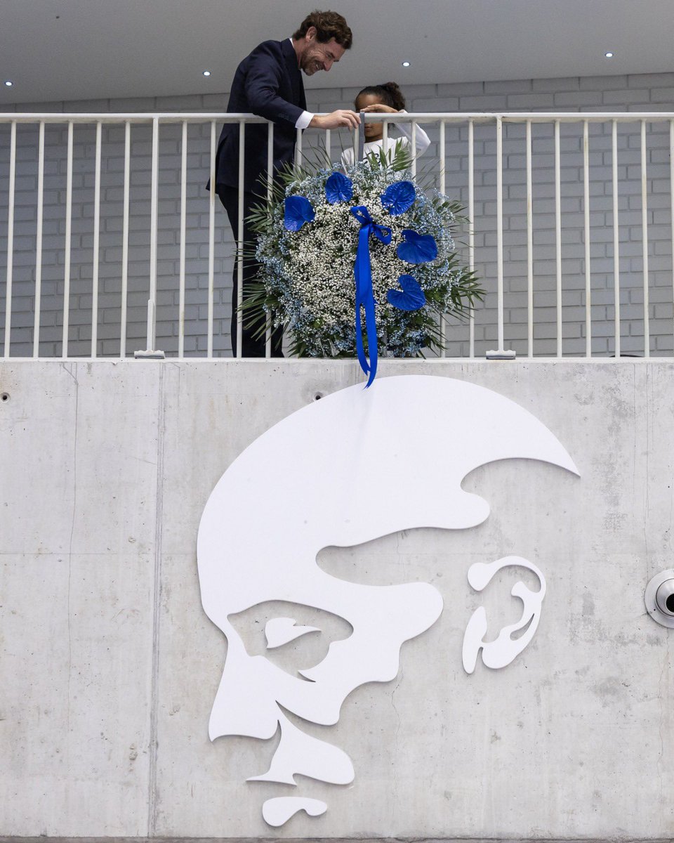 FCPorto's tweet photo. A homenagem ao #Eterno1Quintana em dia de aniversário do FC Porto 💙 https://t.co/NEJZCrjSxM