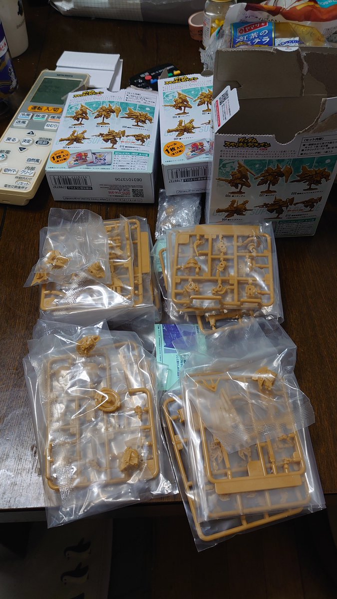 debkichi's tweet photo. #スペリオルディファイン第2弾
いつもお世話になる北花田イオンに4つ残ってた
結果スペリオルドラゴン、ザク、ケンプファー、νガンダムのたぶりなし！
箱カタカタ度検証
スペリオルドラゴン　カタカタ無し
ザク　カタカタ
ケンプファー　カタカタカ
V ガンダム　　カタカタカタ
νガンダムは軽い！ https://t.co/gSjI8tBQ4E